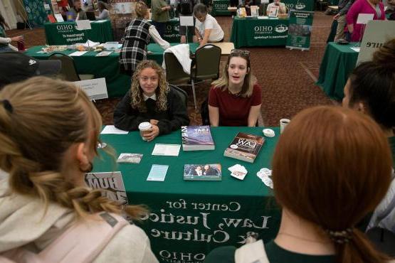 Students share information at the Majors Fair